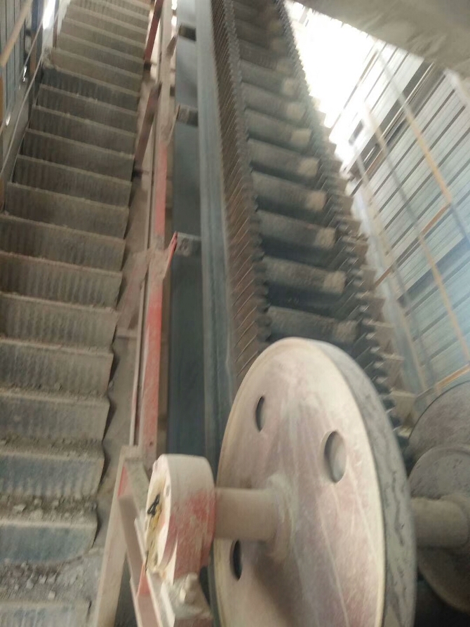 傾角輸送機(jī)展示圖.jpg 傾角輸送機(jī)展示圖.jpg