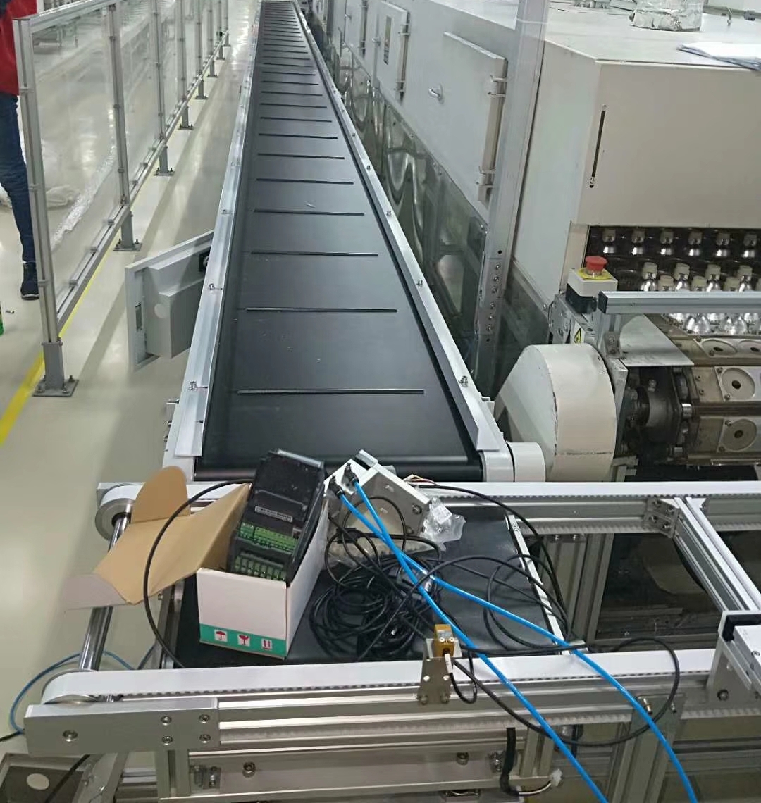 安裝中的江蘇皮帶輸送機(jī).jpg 安裝中的江蘇皮帶輸送機(jī).jpg